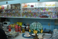 喫茶シーホース店内のカウンターの様子。奥の小道具まで撮影のためにそろえられている。