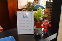 喫茶シーホース店内、レジ横にはメニューや亀の置物が並んでいる。