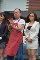 ポーズを取るマキタスポーツと神楽坂恵。