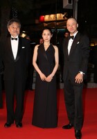 「岸辺の旅」のレッドカーペットの様子。左から黒沢清、深津絵里、浅野忠信。(c)Kazuko Wakayama