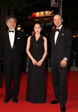 「岸辺の旅」のレッドカーペットの様子。左から黒沢清、深津絵里、浅野忠信。（撮影：Kazuko Wakayama）