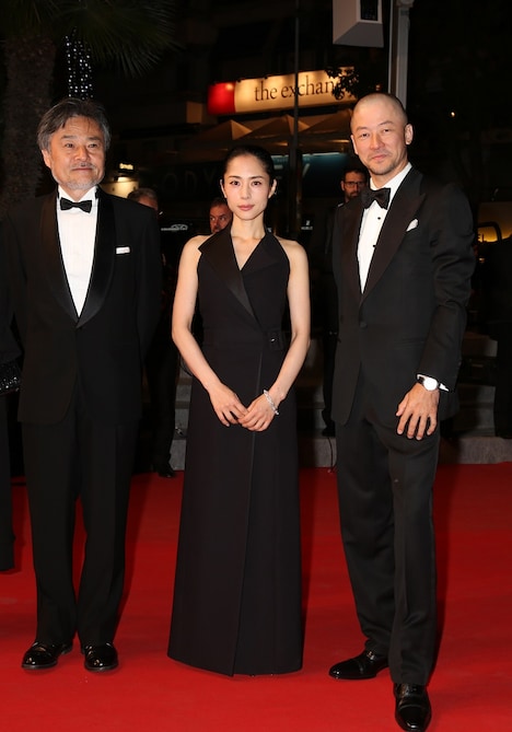 「岸辺の旅」のレッドカーペットの様子。左から黒沢清、深津絵里、浅野忠信。（撮影：Kazuko Wakayama）