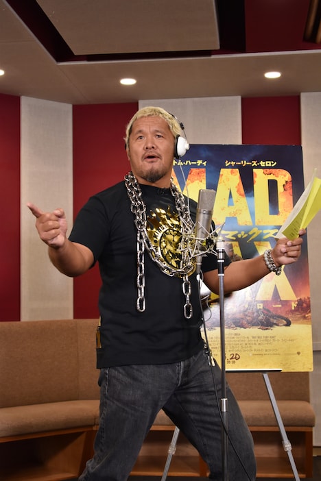 ダメ出しを受けて、動きをつけてアフレコに臨む真壁刀義。