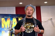 「マッドマックス」と新日本プロレスのコラボレーションTシャツをアピールする真壁刀義。