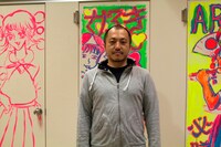 監督を務めた白石和彌。バックのトイレの落書きはすべて蒼波純と同じミスiD出身の水野しずが手がけた。