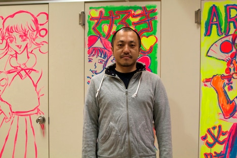 監督を務めた白石和彌。バックのトイレの落書きはすべて蒼波純と同じミスiD出身の水野しずが手がけた。