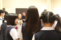 白石和彌が演技指導を行っている最中の吉田凜音。