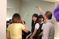 白石和彌による演技指導が行われている様子。