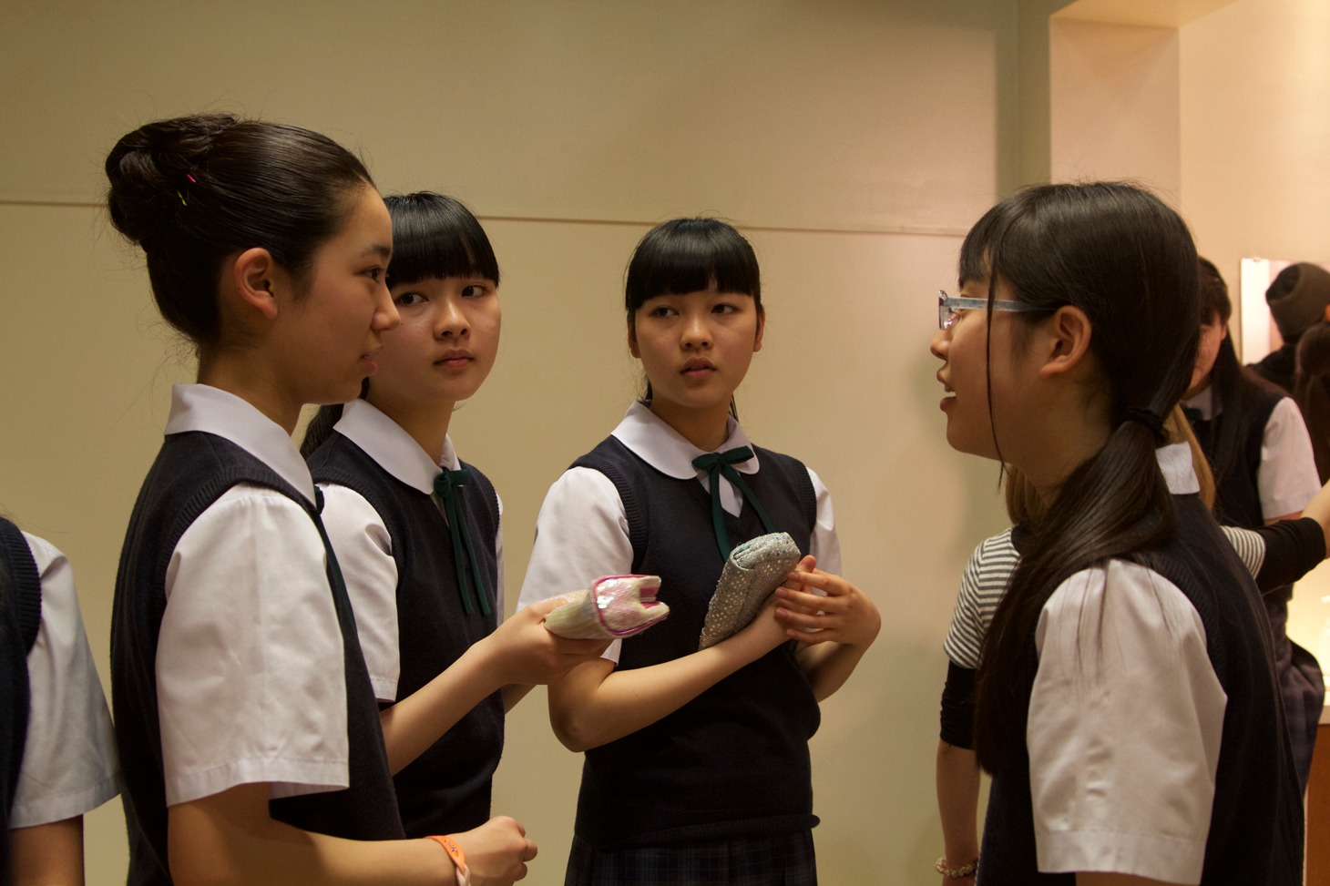 撮影の合間に雑談中の中学生キャストたち。