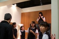 撮影準備中の様子。吉田凜音は1人台に乗っている。