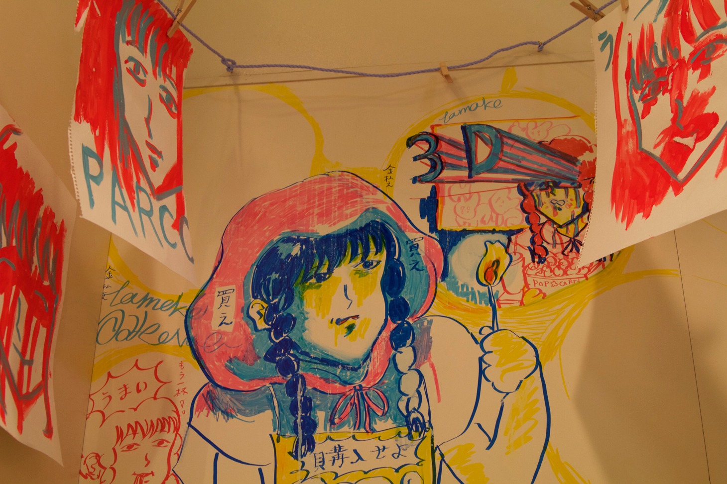 トイレの個室内の落書き。劇中イラストはすべて蒼波純と同じくミスiD出身の水野しずが担当した。