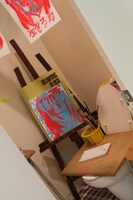 一番奥の個室は蒼波純演じるたまこのアトリエと化している。