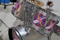 みさこが劇中で使用するドラムセットにはれんげのマークが。