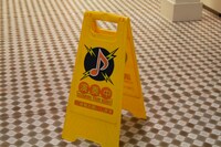 みさこ演じるれんげが使う看板には「清掃中」ではなく「演奏中」の文字が。