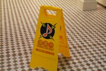 みさこ演じるれんげが使う看板には「清掃中」ではなく「演奏中」の文字が。