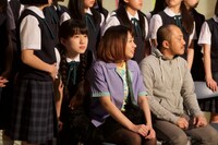 集合写真撮影の際にそっとみさこに近づく蒼波純。