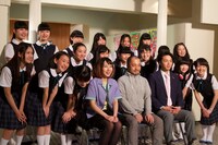 集合写真撮影の様子。全員からの「純ちゃん笑って～！」コールを受けて照れる蒼波純。