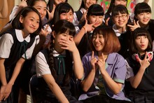 集合写真撮影の際に、蒼波純を笑わせるみさこ。