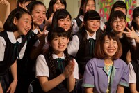 現場には和気あいあいとした雰囲気が広がり、蒼波純も笑顔を見せる。