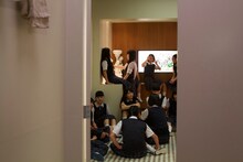 みさこが主題歌の録音中、セット内で静かに待機する中学生キャストたち。