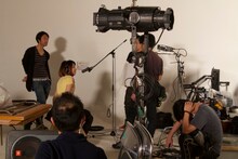 スタジオで主題歌の録音をするみさこ。大胆な歌唱を披露した。