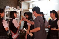 「撮影が始まるから」と言ってスタッフにお菓子を取り上げられる花形光音。