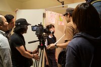 蒼波純がトイレの個室にこもるシーンの撮影風景。