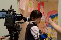 蒼波純がトイレの個室にこもるシーンの撮影風景。