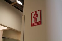 セットの入り口には女子トイレの看板がつけられている。