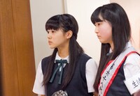 左から中山莉子、花形光音。(c)2015女子トイレ清掃組合