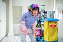 トイレ清掃員れんげを演じるみさこ。(c)2015女子トイレ清掃組合