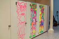 トイレの落書き。劇中イラストはすべて蒼波と同じくミスiD出身の水野しずが担当。