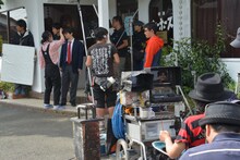 染谷将太の撮影風景とモニターをチェックする園子温。