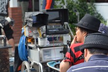 モニターをチェックする撮影中の園子温。