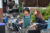 モニターをチェックする園子温と、それを見学に来た池田エライザ。