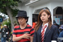 報道陣に池田エライザを紹介する園子温。