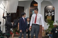 左から矢部役の柾木玲弥、榎本役の深水元基。