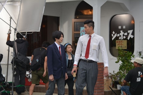 左から矢部役の柾木玲弥、榎本役の深水元基。