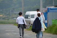 前貼りを付けるため着替えにいく深水元基（右奥）の勇ましい背中。