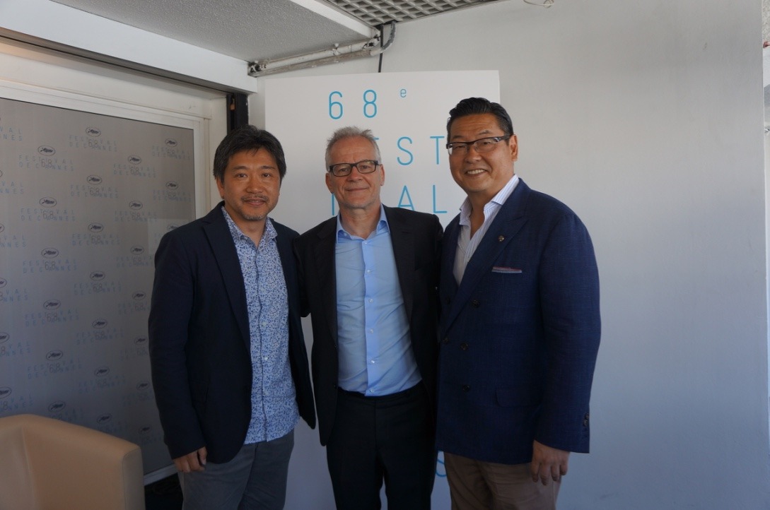 左から是枝裕和、カンヌ国際映画祭ディレクターのティエリー・フレモー、松竹株式会社代表取締役社長の迫本淳一。（写真提供：松竹）