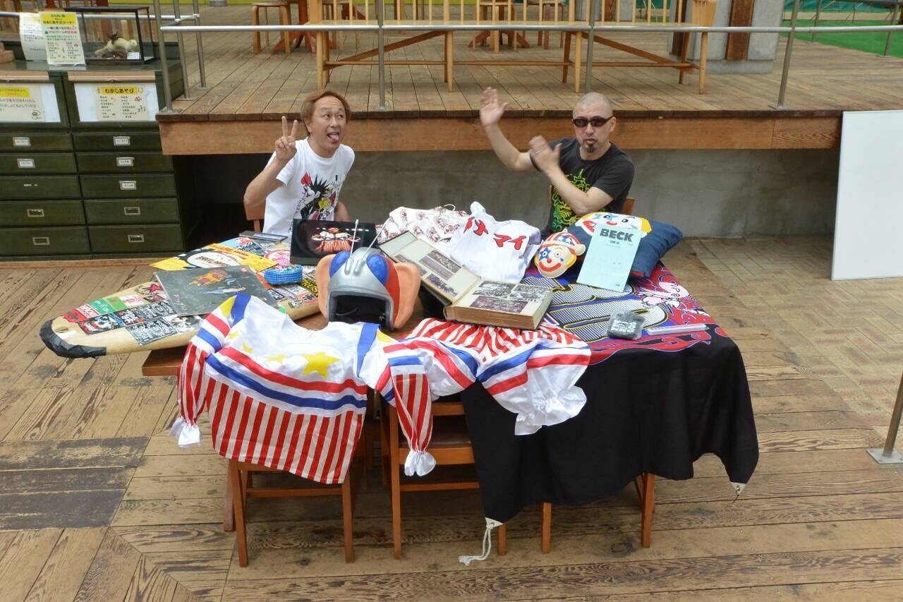 「あっちゃん」展で学生時代のテスト公開、あっちゃんと触れ合うバスツアーも