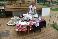 「映画『あっちゃん』展」準備中のイノウエアツシ。