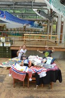 「映画『あっちゃん』展」準備中の様子。左からイノウエアツシ、NABO。