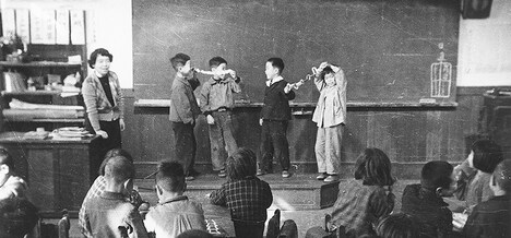 「教室の子供たち」のワンシーン。(c)岩波映像