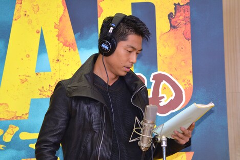 アフレコ収録に臨むEXILE AKIRA。
