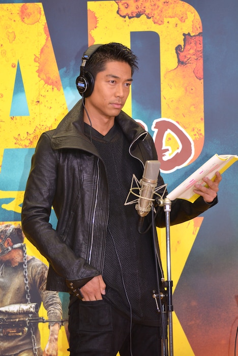 アフレコ収録に臨むAKIRA。