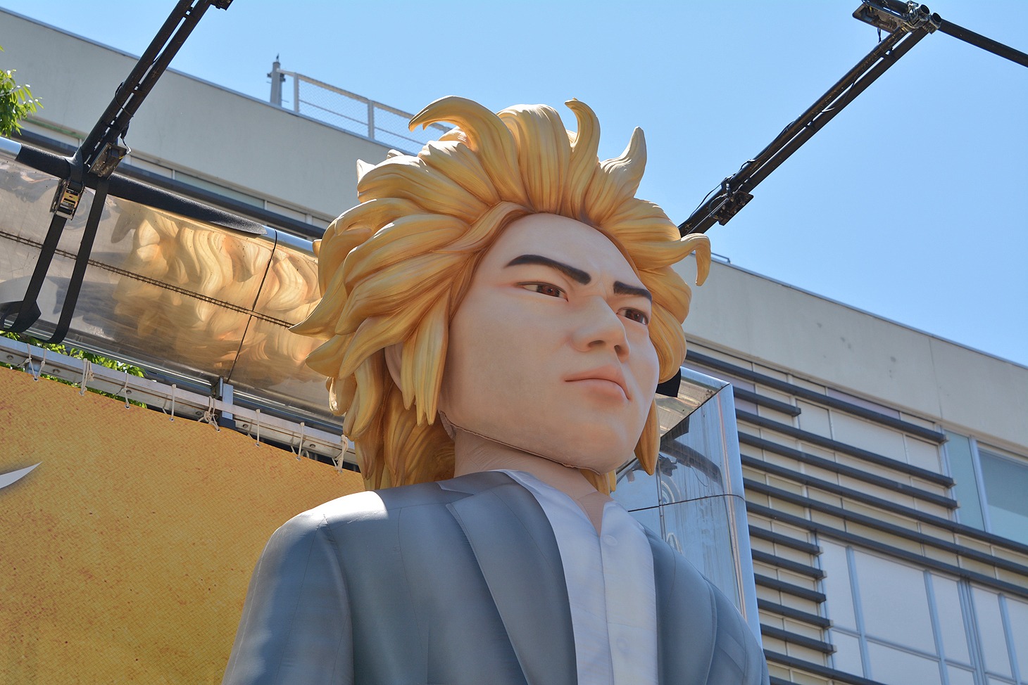 綾野剛扮する龍彦の8mにおよぶ巨大バルーン。