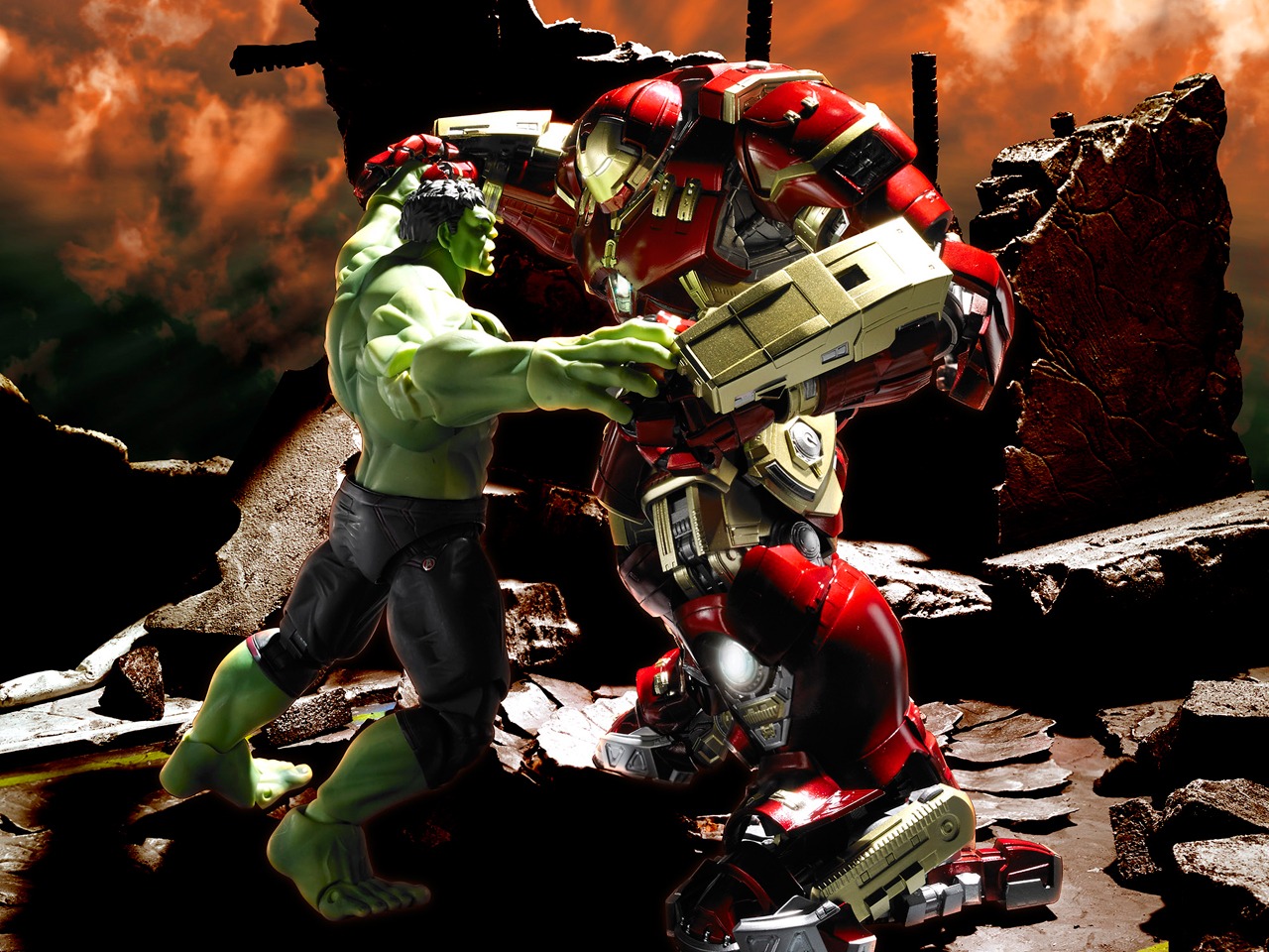左からS.H.Figuarts ハルク、超合金×S.H.Figuarts アイアンマン マーク44 ハルクバスター。(c)MARVEL