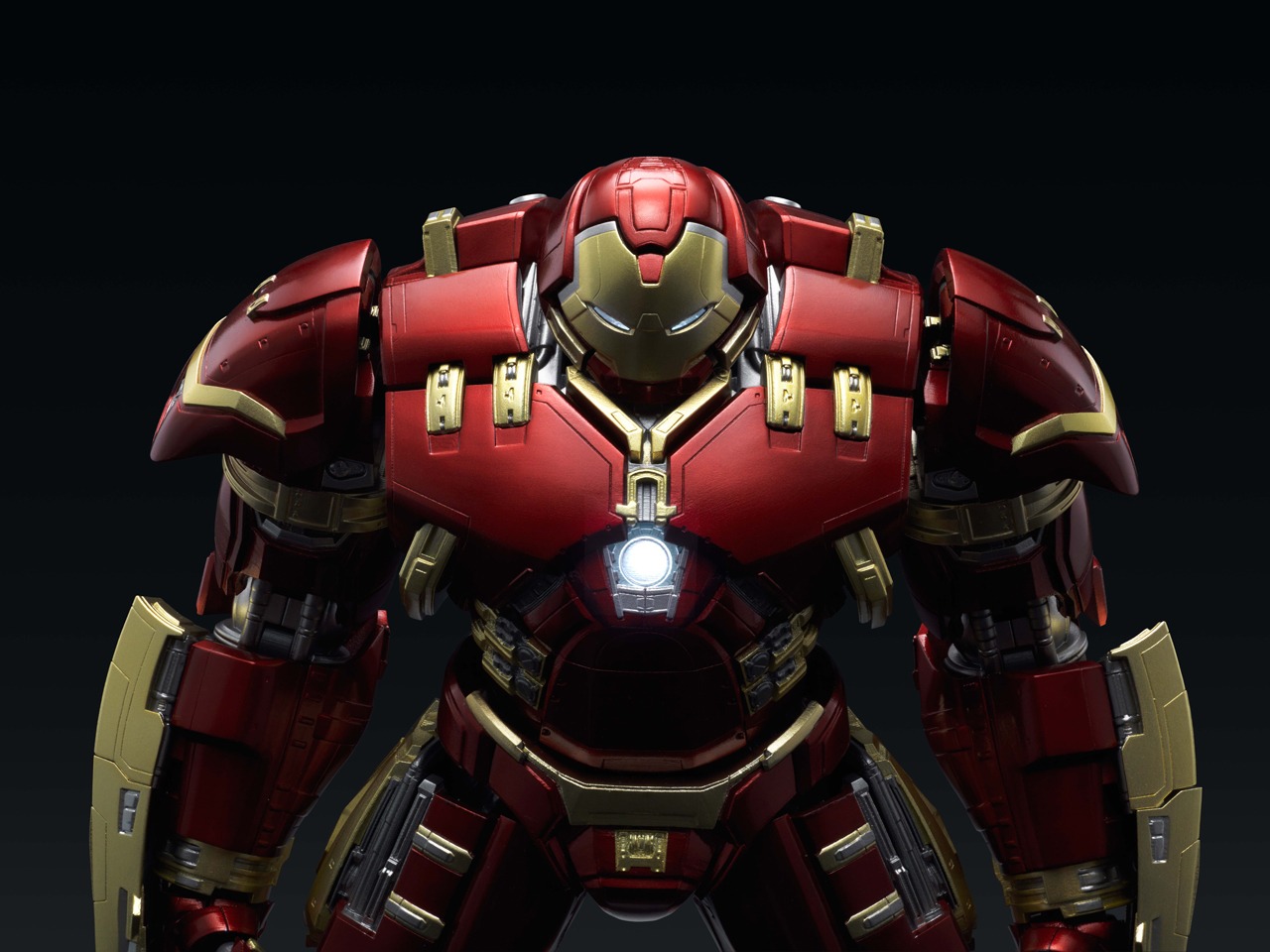 白色LEDで発光する、超合金×S.H.Figuarts アイアンマン マーク44 ハルクバスターの目と胸。(c)MARVEL