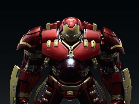 白色LEDで発光する、超合金×S.H.Figuarts アイアンマン マーク44 ハルクバスターの目と胸。(c)MARVEL